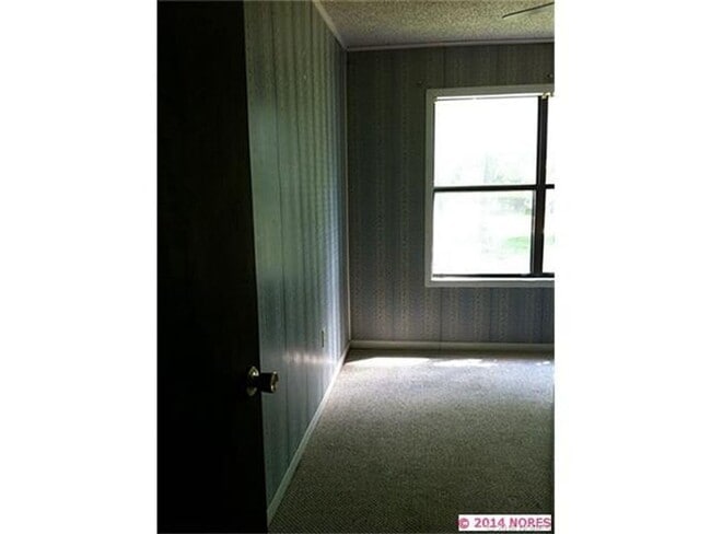 Building Photo - Comfortable living in this 3-bedroom, 1-bath home