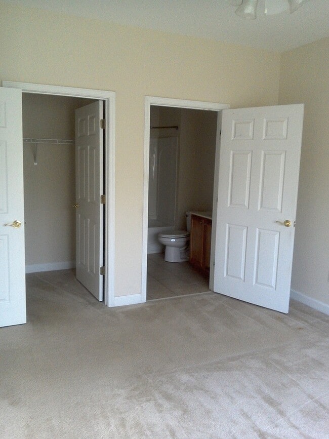 Building Photo - 2 Bedroom 1st Floor Condo in Berkshire Forest