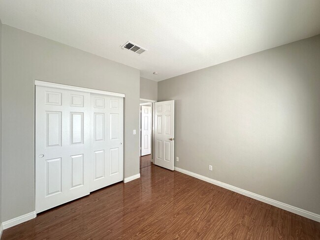 Building Photo - Buffalo Twain