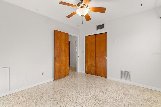 Building Photo - 885 James St