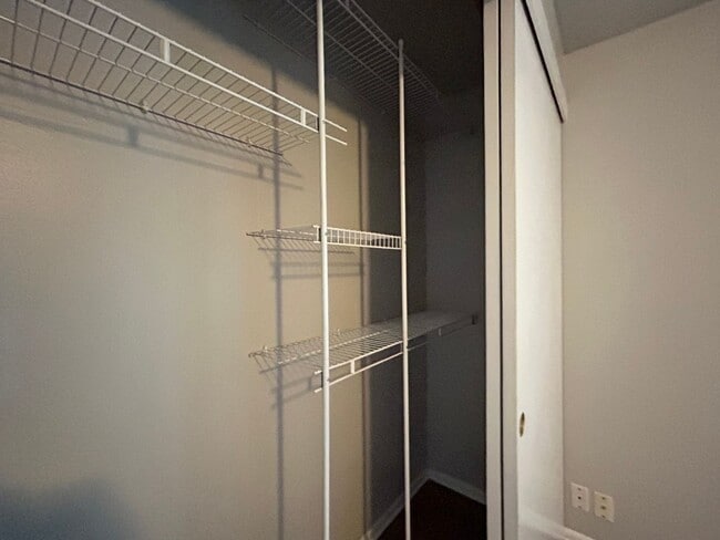 Building Photo - Spacious 3 Bed, 1.0 Bath House - Fully Fen...