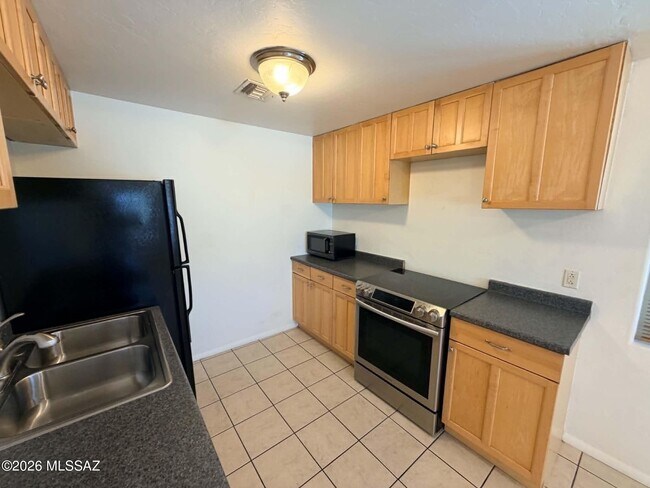 Building Photo - 934 N Campbell Ave