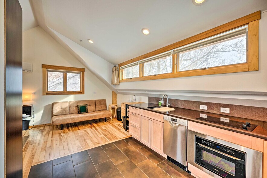 Building Photo - 2329 Pine St