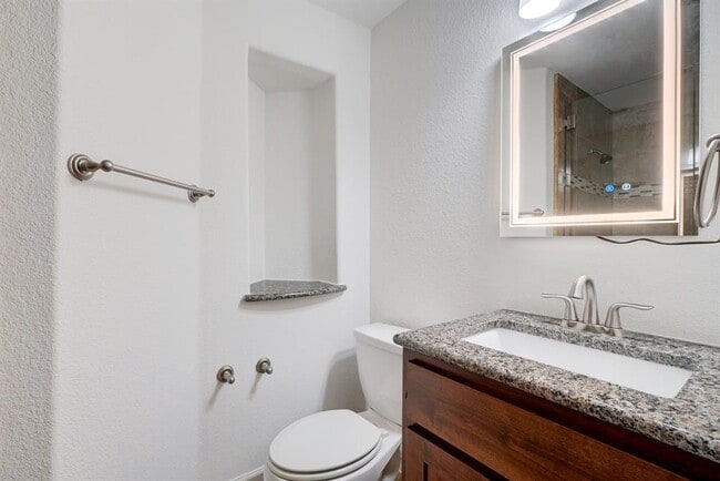 Building Photo - 6533 E Hill Dr