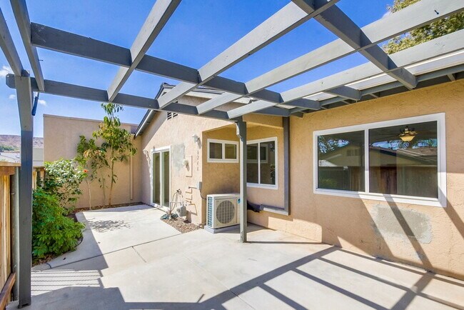 Building Photo - Charming 2BR Home with Attached Garage, Private Patio and a Friendly Community!
