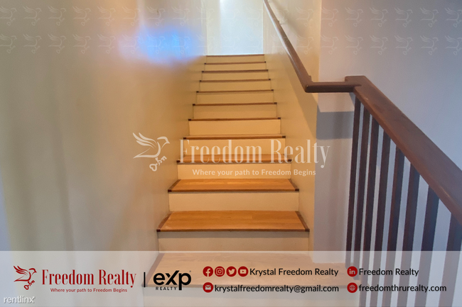 Building Photo - 3 br, 2 bath Triplex - 1765 Los Feliz Driv...