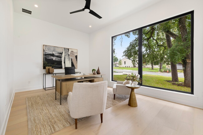 Building Photo - 2504 Bluffview Dr