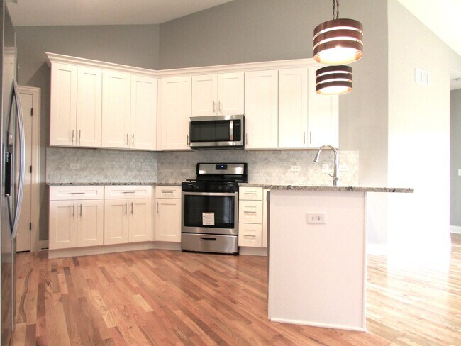 Building Photo - 981 Meadow Ln