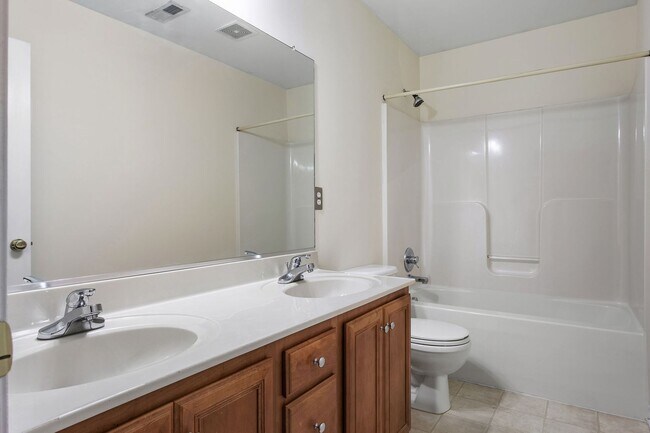 Building Photo - BEAUTIFUL 5 BEDROOM HOME IN HAMPTON PARK