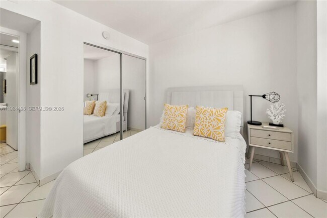 Building Photo - 2555 Collins Ave