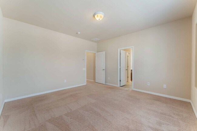 Building Photo - Spacious Modern Home!