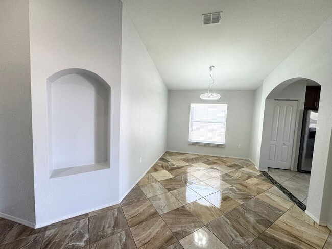 Building Photo - 4 Bedroom 2 Bath - Gated Community - Move ...
