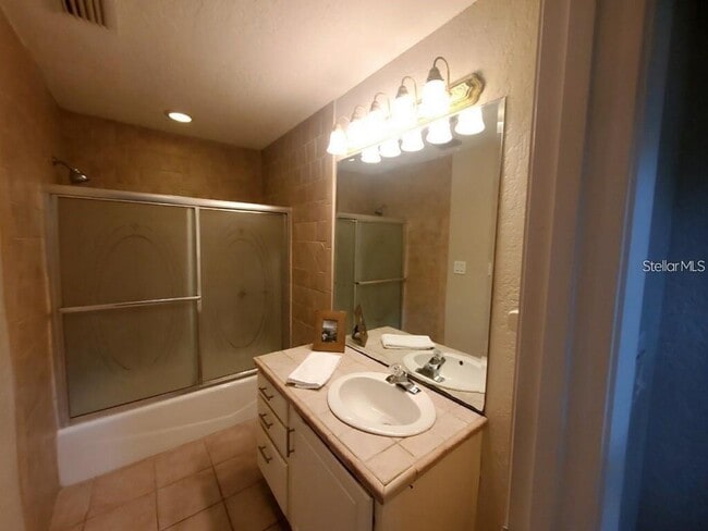 Building Photo - 1812 Pineview Cir