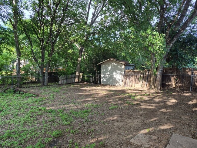 Building Photo - Charming South Austin Home with Huge Backyard & Mature Trees