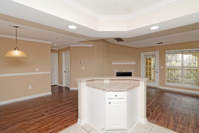 Building Photo - Amazing two bedroom 2nd Floor, Summer House Available June 19!