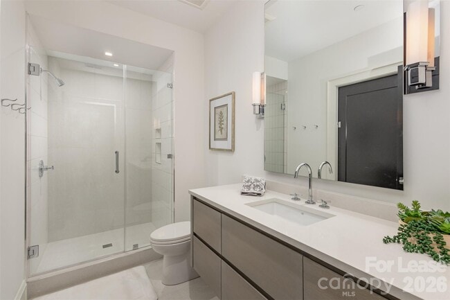 Building Photo - 616 Queens Rd