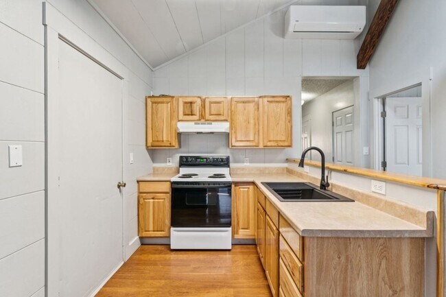 Building Photo - Home for rent with large backyard! 2306 Plum St