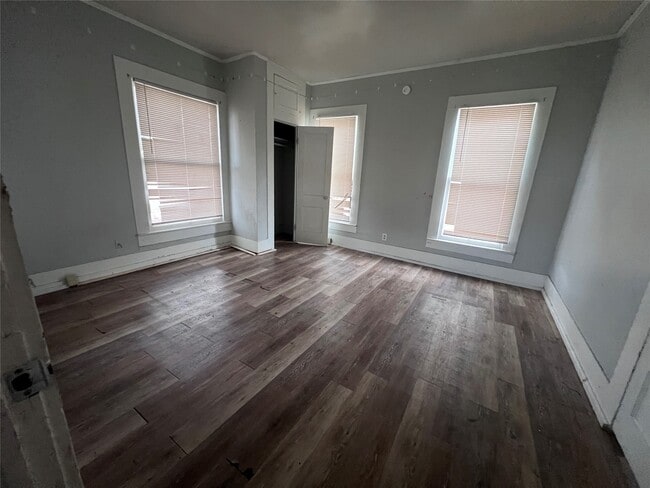 Building Photo - 513 W Caney St