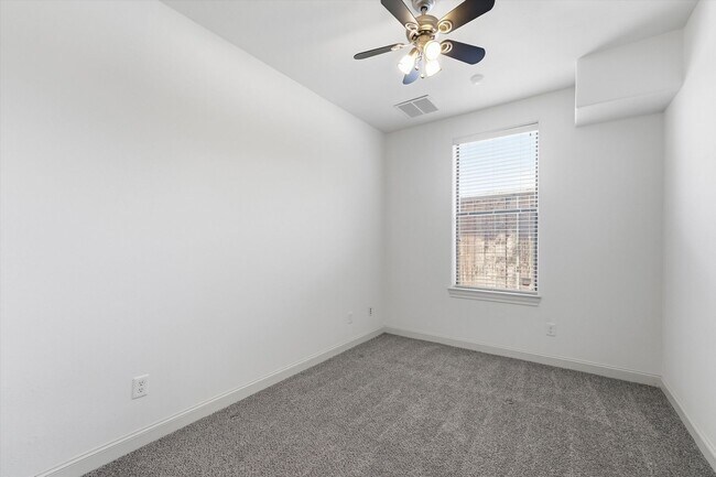Building Photo - Awesome Two Story town home located in the heart of the city!