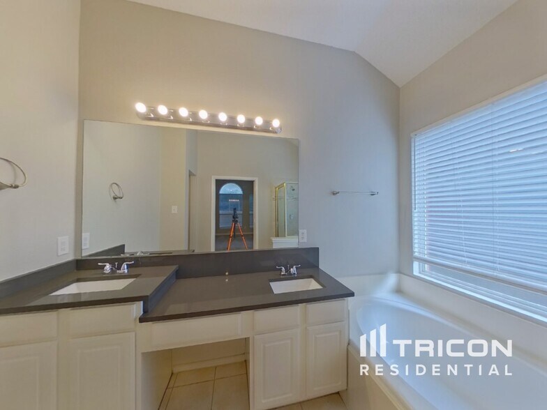 Building Photo - 300 Westbrook Dr