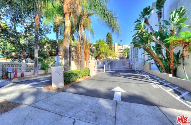 Building Photo - 2222 Beachwood Dr