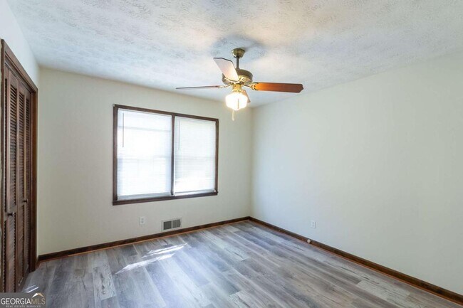 Building Photo - 3850 Apache Ln