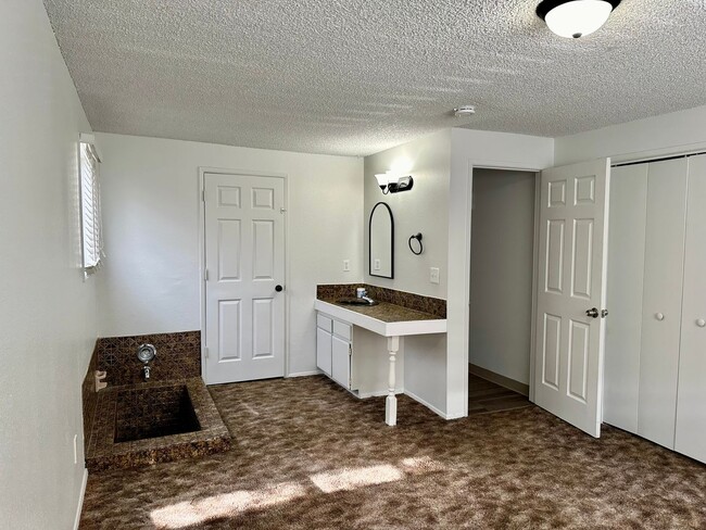 Building Photo - Spacious 3bdrm, 1bath Apt in Moyina Heights