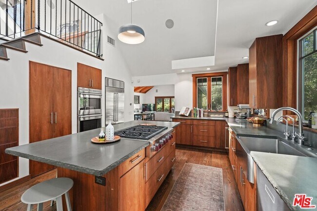 Building Photo - 21344 Colina Dr