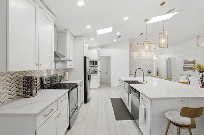 Building Photo - 10608 Laxton St