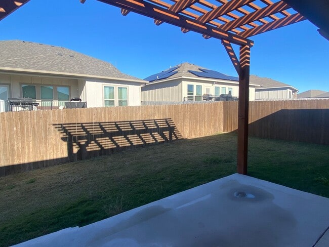 Building Photo - 4 BEDROOM, SHORT TERM LEASE AVAILABLE