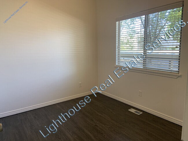 Building Photo - Fantastic Murray 3 Bedroom Townhome!