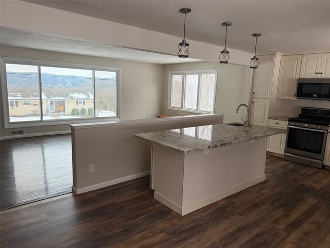 Building Photo - 17 Dover Dr