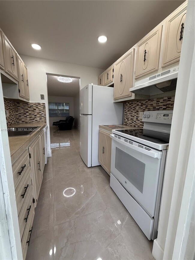 Building Photo - 6650 Royal Palm Blvd