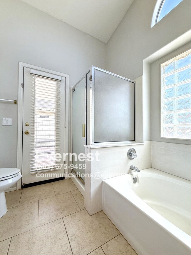 Building Photo - 3-Bedroom Home Near Schools and Everyday E...