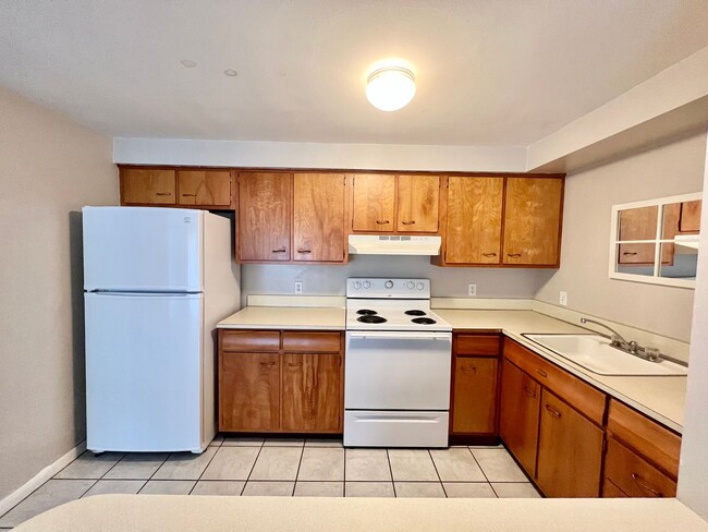 Building Photo - Spacious 1 Bed Apartment Right Across from...