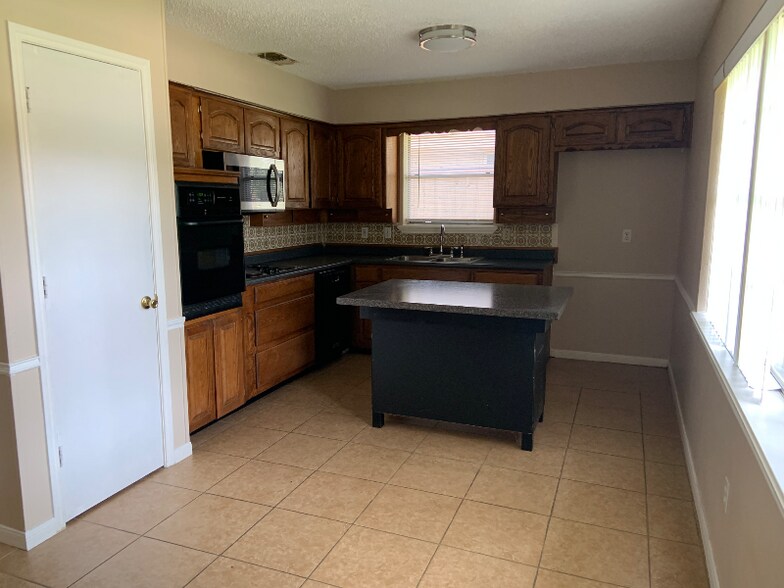 Building Photo - 1707 Chisolm Trail