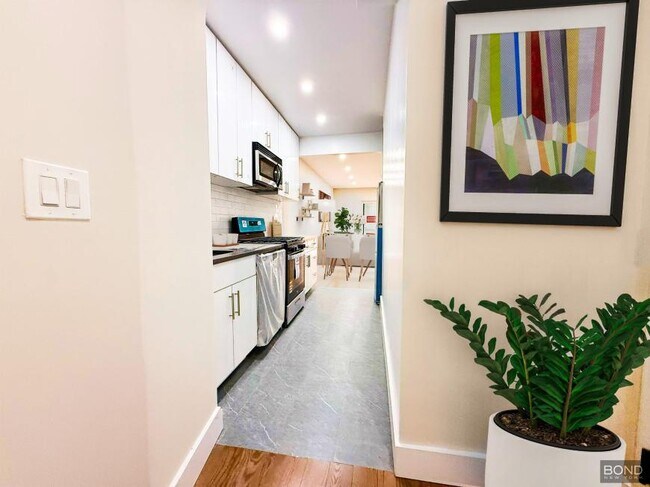 Building Photo - 3 bedroom in NEW YORK NY 10009