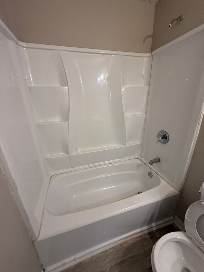Building Photo - Charming 3-Bedroom Property in Prime Location
