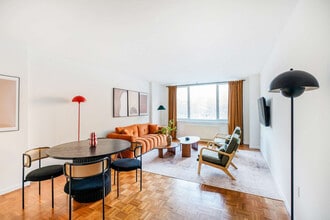 Building Photo - 350 W 43rd St