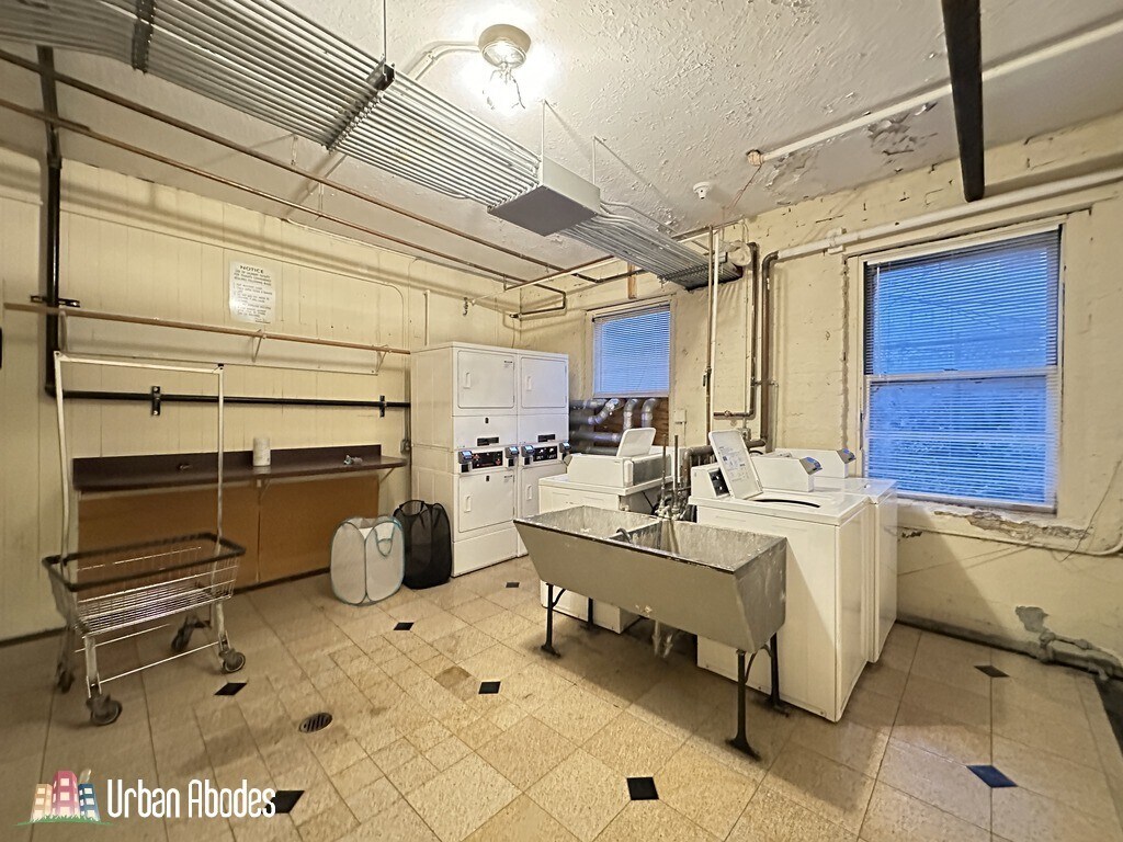 Building Photo - 4635 N Paulina St