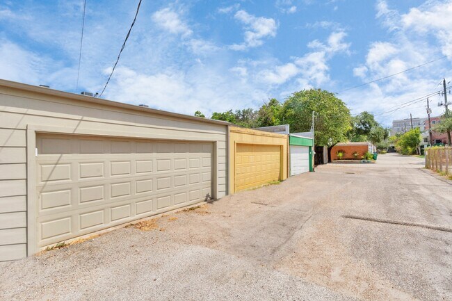 Building Photo - 3934 Roseland St