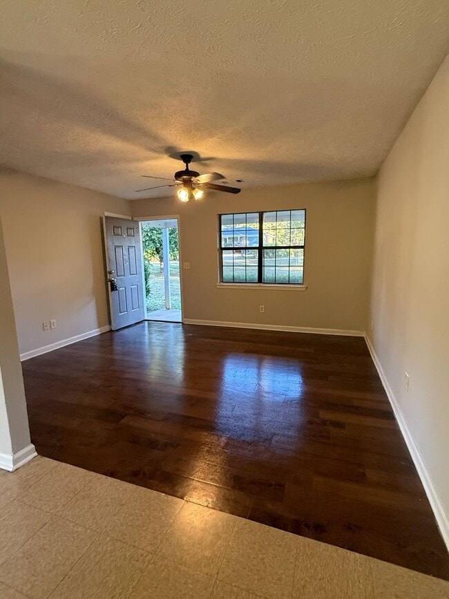 Building Photo - Charming 3 bedroom 1 bath house