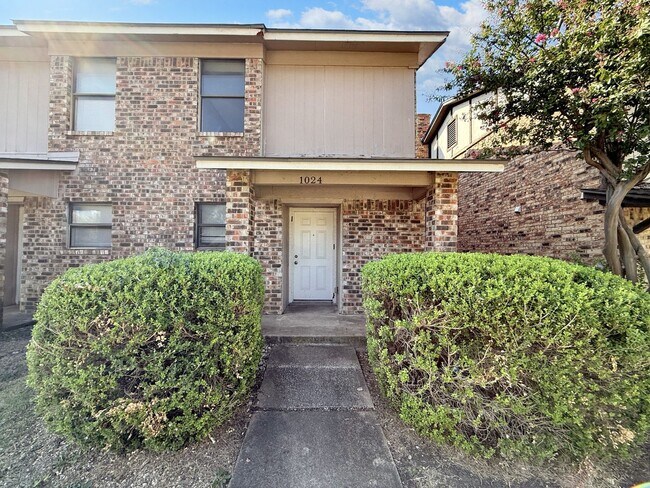 Building Photo - Charming 2-Bedroom Brick Home with Spaciou...
