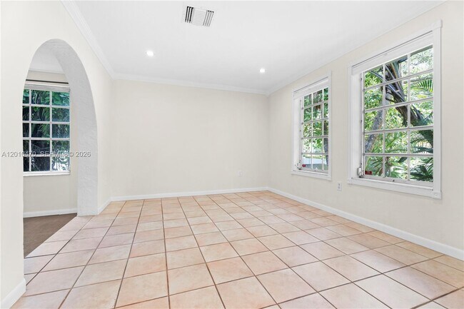 Building Photo - 5520 San Vicente St