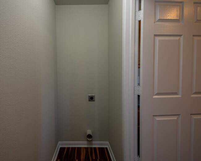 Building Photo - 2 bed, 1 bath in great location - move in ready!