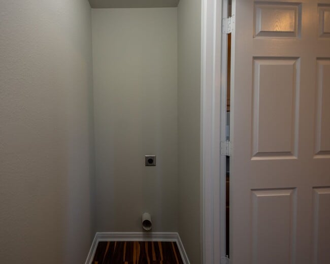 Building Photo - 2 bed, 1 bath in great location! Move in Special - $299 Deposit + $100 off 1st month's rent