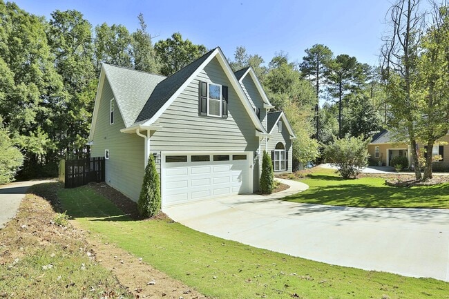 Garage - 300 Vendella Cir