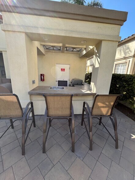 Community Outdoor Kitchen - 415 Townsquare Ln