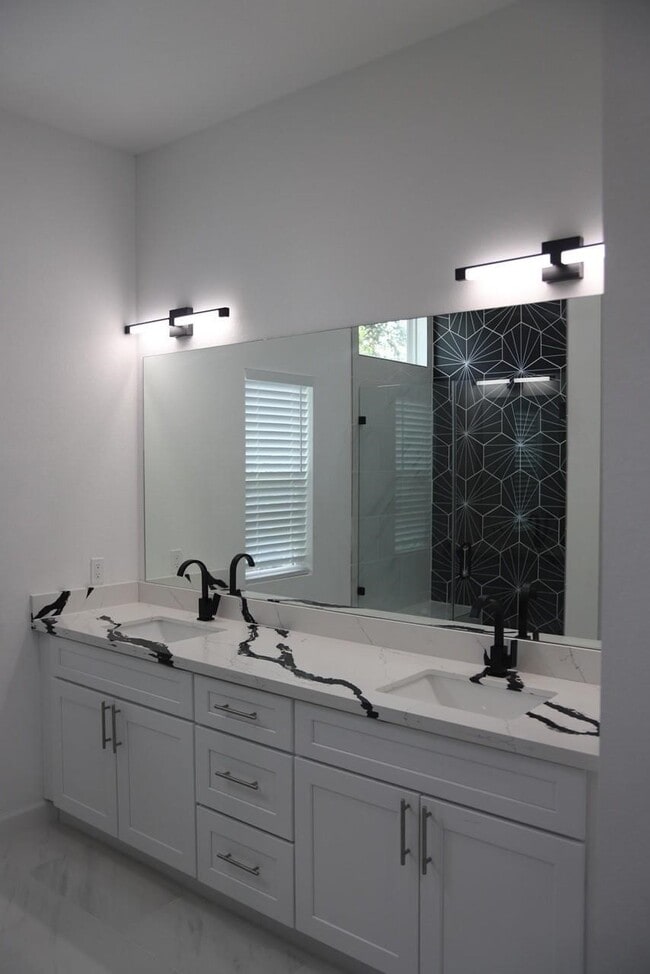 Building Photo - 5126 Lyndhurst Dr