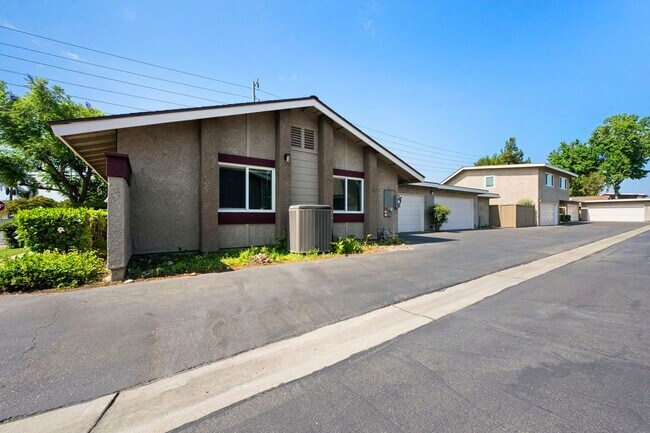 Building Photo - 1605 Carmel Cir E